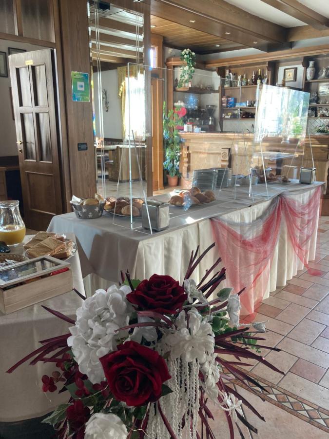 Hotel Ristorante Scoiattolo Sporminore ภายนอก รูปภาพ
